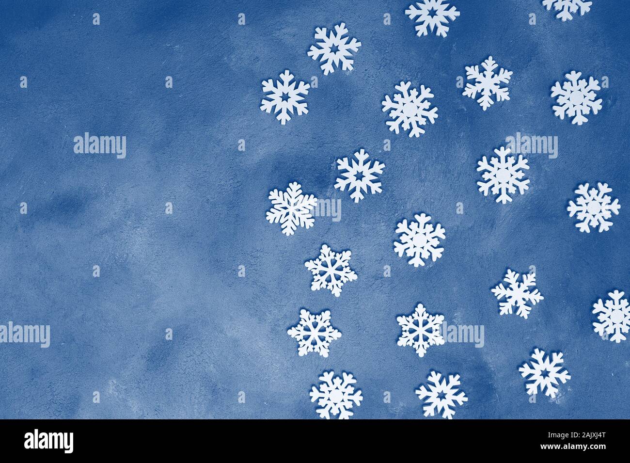 Los copos de nieve blanca Navidad decoración. Azul clásico tonificación tendencia color 2020 Foto de stock
