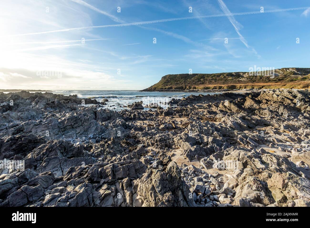 Costa rocosa en el Salthouse spit. Port Eynon, la Península de Gower, Wales Foto de stock