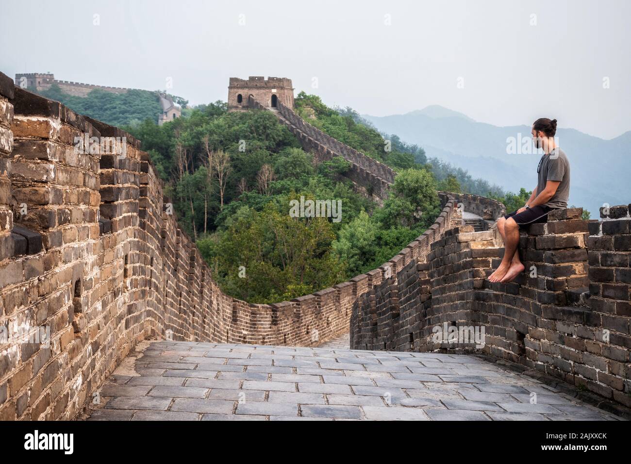 Viajero a la Gran Muralla de China, cerca de Beijing, China. Foto de stock