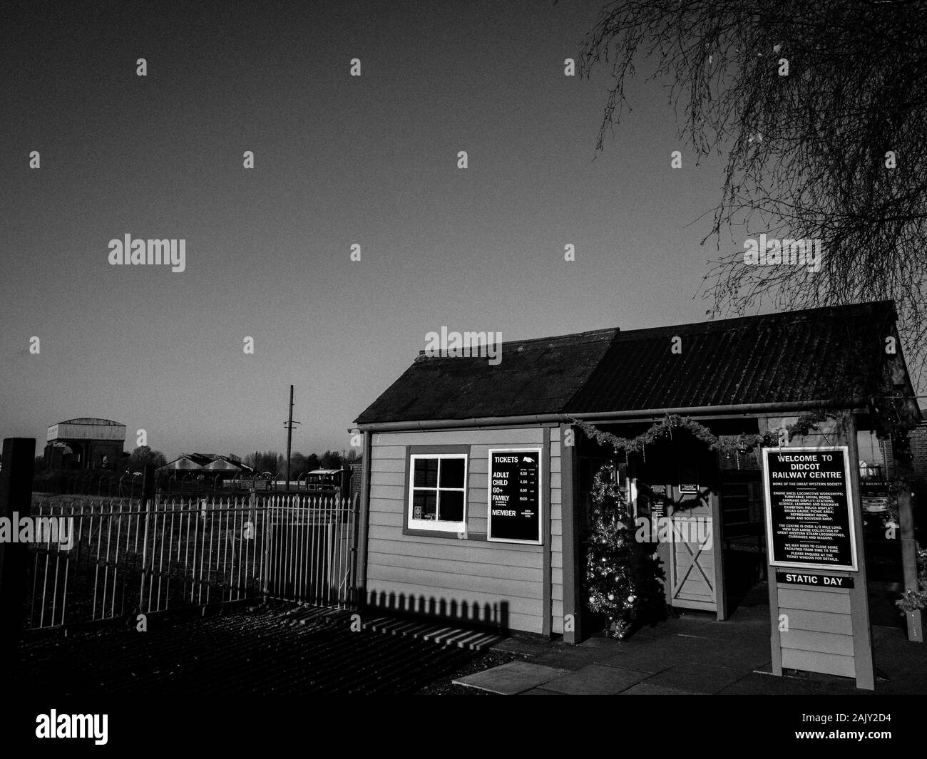 Paisaje en blanco y negro, entrada Didcot Railway Centre, Didcot, Oxfordshire, Inglaterra, Reino Unido, GB. Foto de stock
