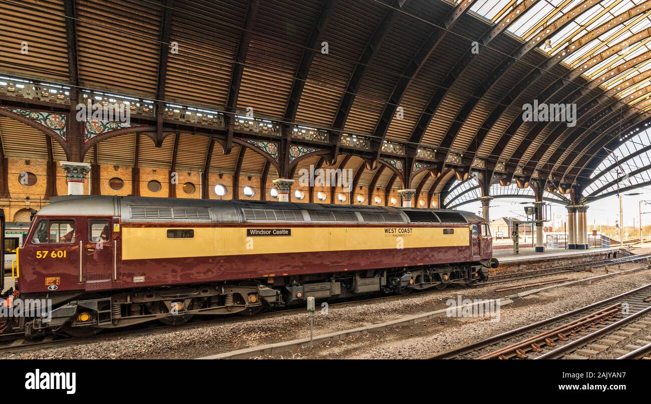 YORK ENGLAND ESTACIÓN DE TREN locomotora o tren, el castillo de Windsor DE COSTA OESTE esperando en la estación de ferrocarriles Foto de stock