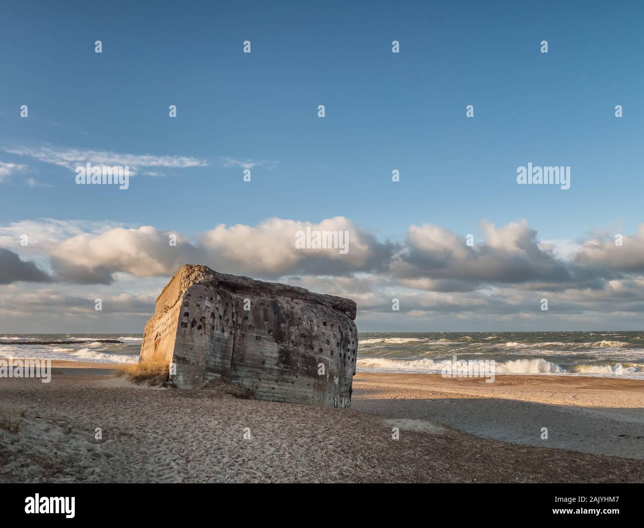 Bunker de WW2 sobre una playa en danés Thyboroen, Dinamarca Foto de stock