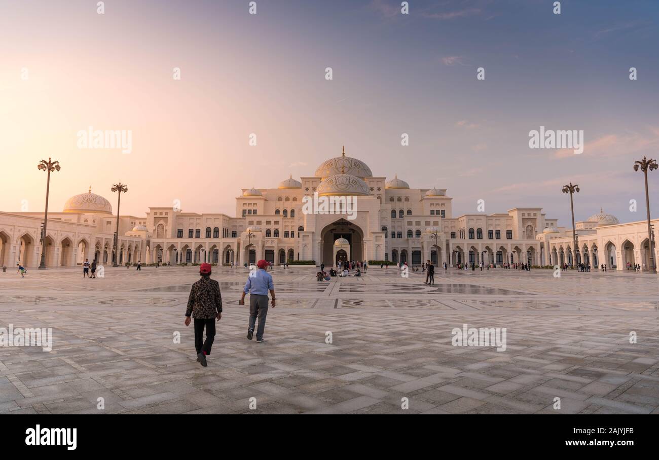 Abu Dhabi, Emiratos Árabes Unidos: La plaza principal de Qasr Al Watan (Palacio de la Nación), el Palacio Presidencial, en Abu Dhabi, exterior, exterior Foto de stock