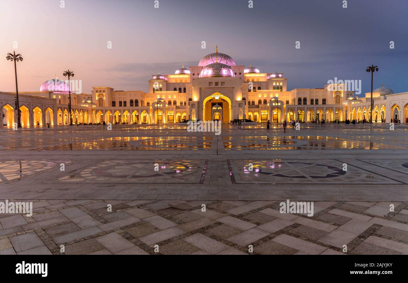 Abu Dhabi, Emiratos Árabes Unidos: La plaza principal de Qasr Al Watan (Palacio de la Nación), el Palacio Presidencial, en Abu Dhabi, exterior, exterior Foto de stock