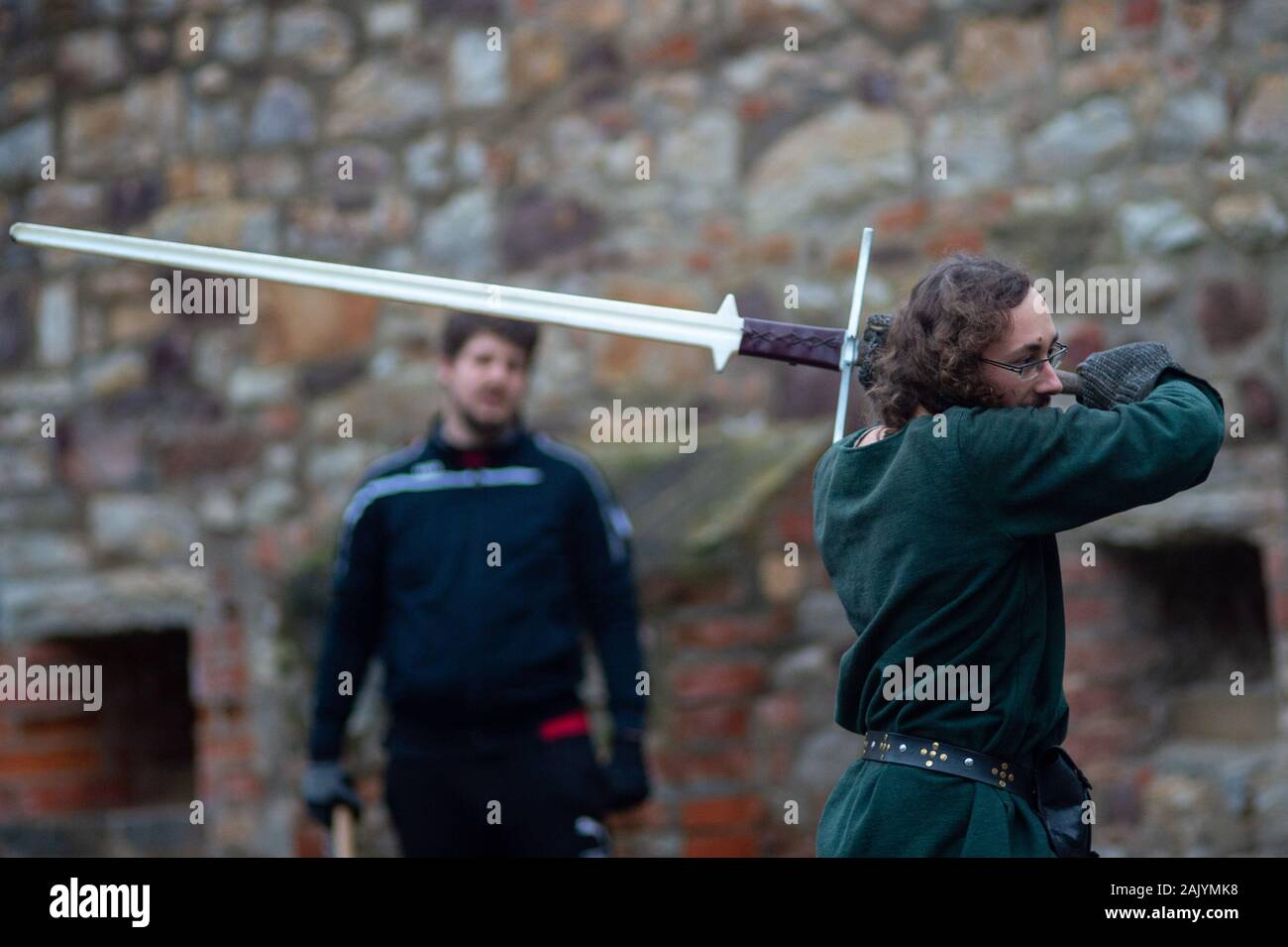 06 de enero de 2020, en el Estado federado de Sajonia-Anhalt, Magdeburgo:  Florian (l) y Tim, de la orden de los Hospitalarios de Magdeburgo utilizar  un salto de lluvia para la práctica