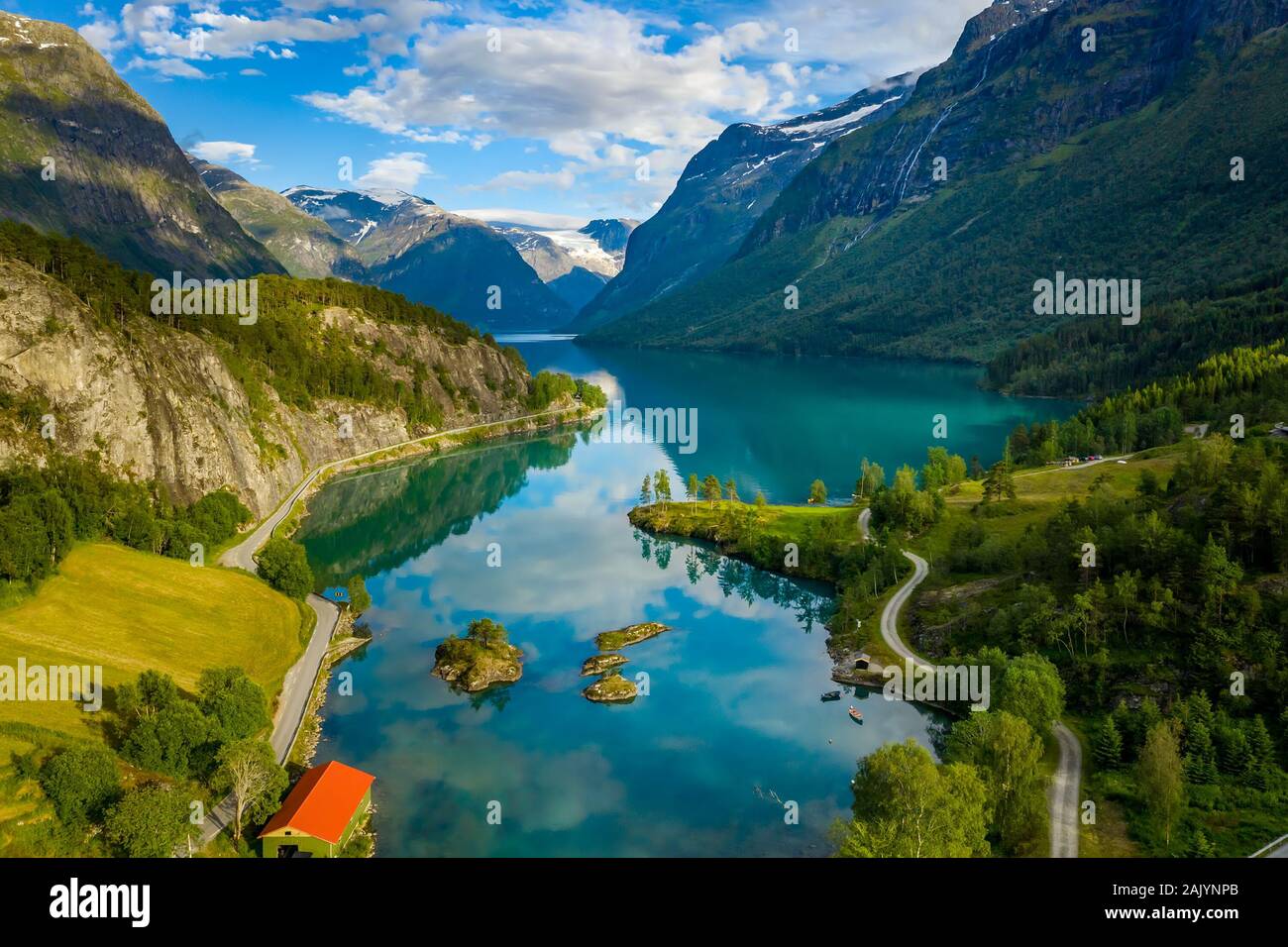 Hermosa naturaleza noruega paisaje natural. Lago lovatnet Lodal valle. Foto de stock
