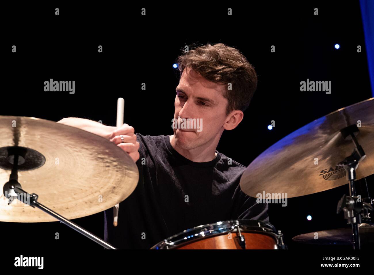 Joshua Blackmore toca la batería con Freddie Gavita Quartet, Scarborough Jazz Festival 2019 Foto de stock