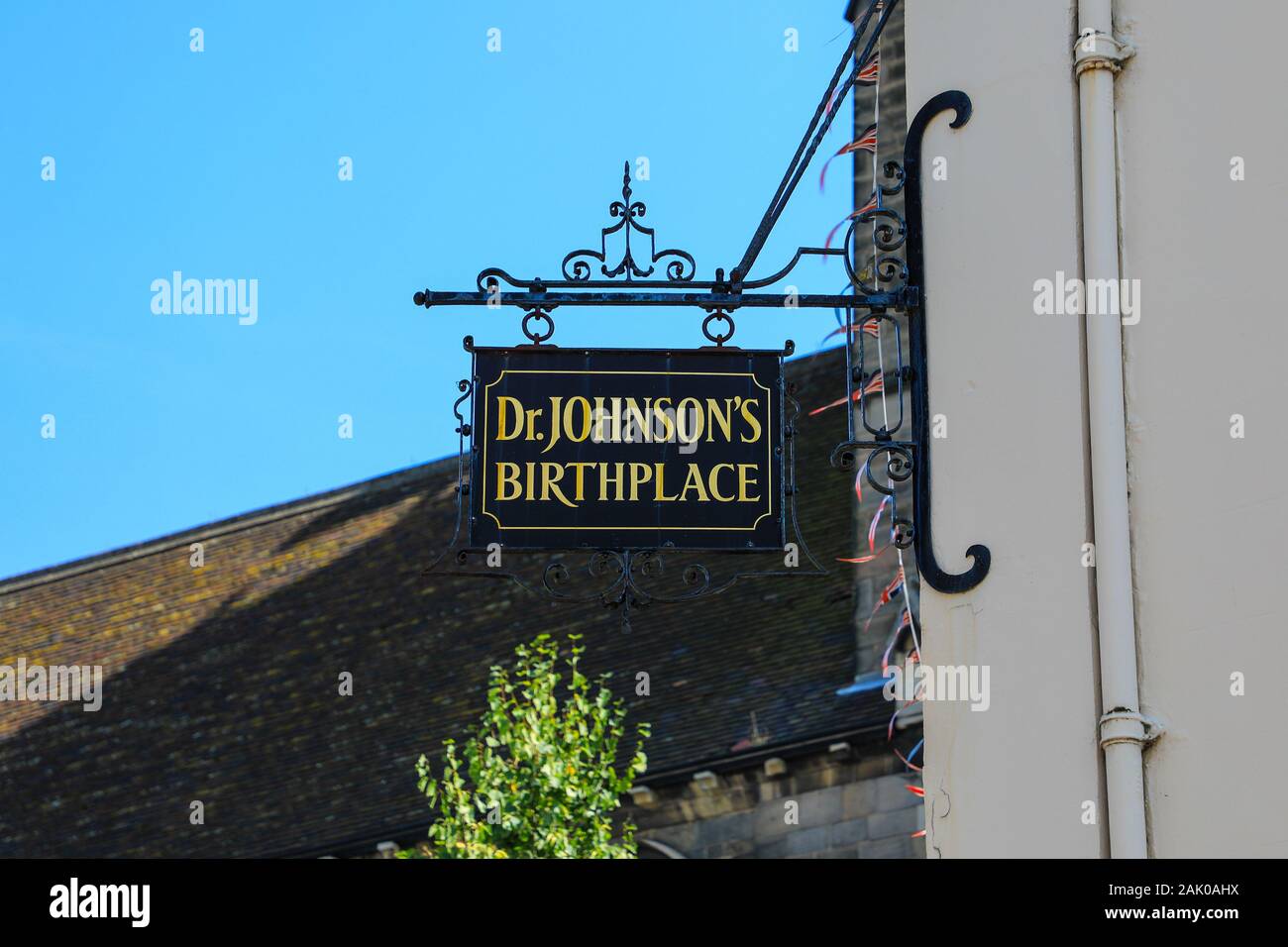 Una Senal Fuera Del Compilador De Un Diccionario Ingles Lugar De Nacimiento Del Dr Johnson En Lichfield Staffordshire Inglaterra Reino Unido Fotografia De Stock Alamy