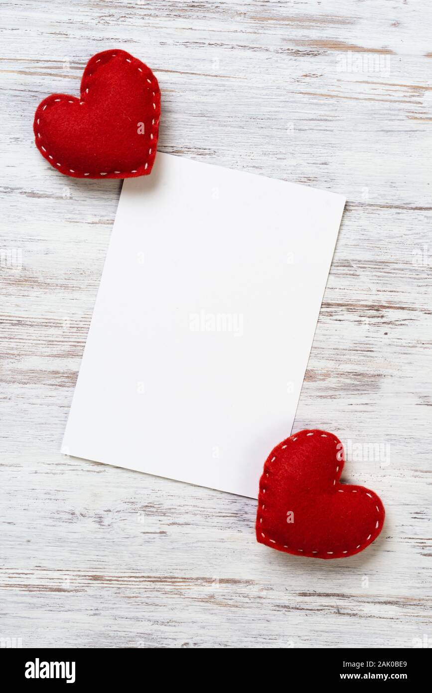 Hoja de papel en blanco y rojo amor corazones Fotografía de stock - Alamy