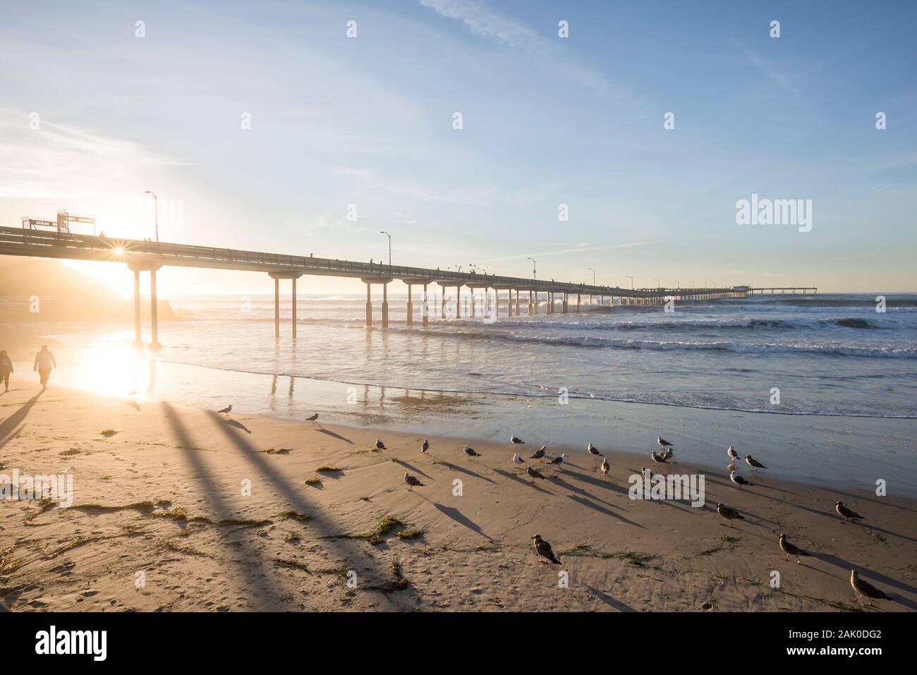 Noche de invierno costero antes del atardecer. Vista del Oceano Beach Pier. San Diego, California, USA. Foto de stock
