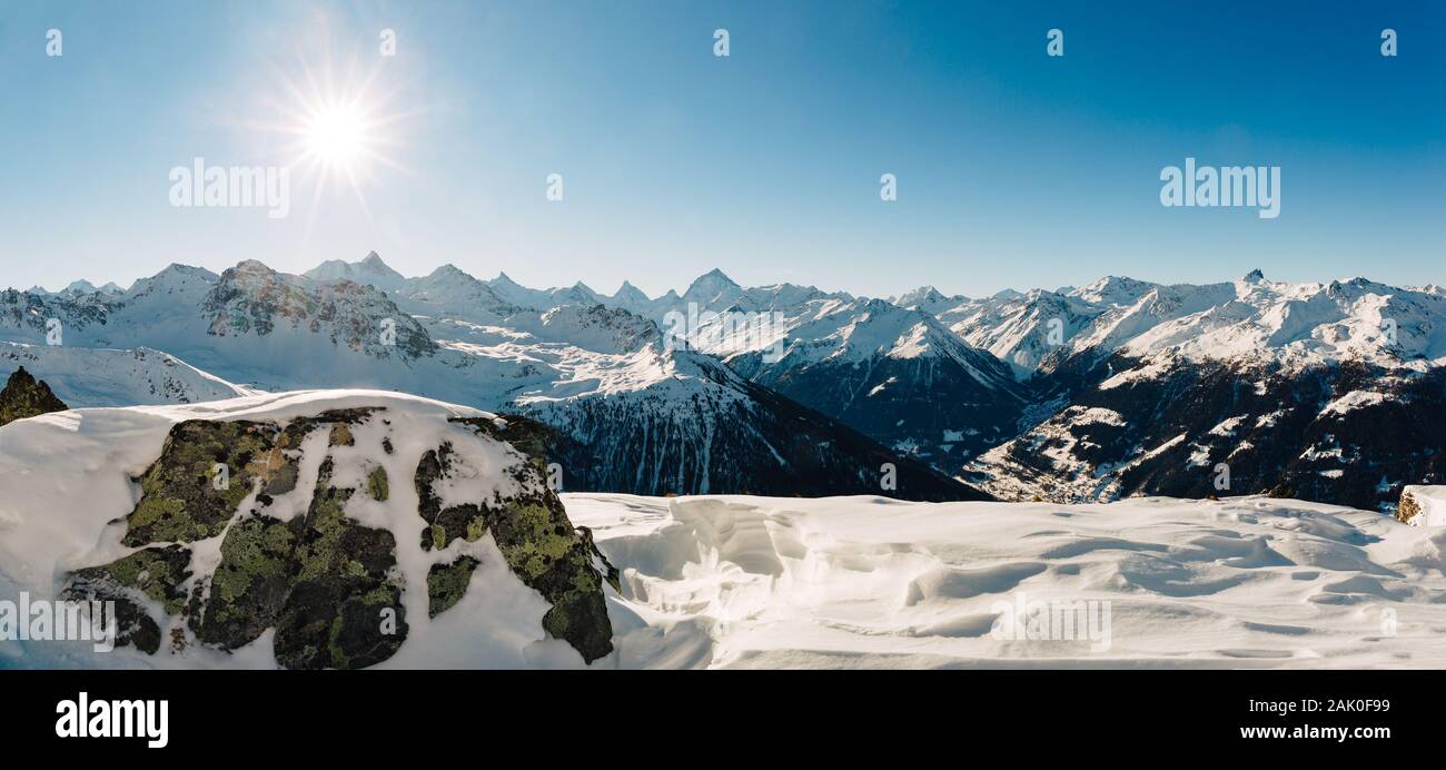 Panorama de los Alpes Suizos en el valle de Val d'Anniviers, en el cantón de Valais. Foto de stock