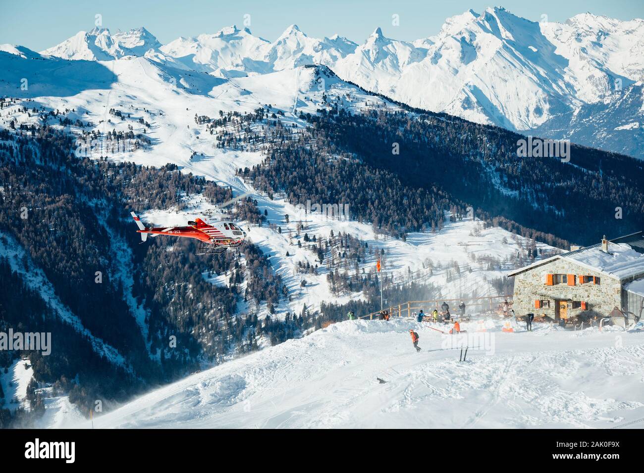 St Luc, Suiza - 30 de diciembre de 2019: rescate de montaña suizo helicóptero despegaba después de recoger heridos esquiador en una estación de esquí de los Alpes Suizos. Foto de stock