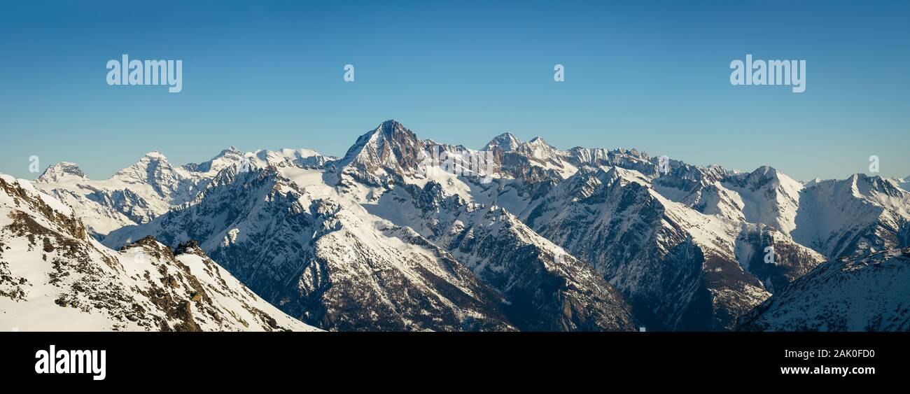 Panorama del Bietschhorn (3'934m) y las montañas de los Alpes suizos. Foto de stock