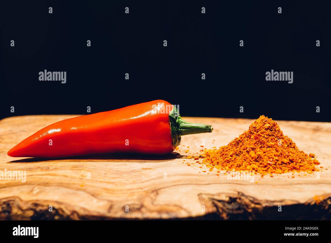 Cerca de pimiento de Espelette, fresca y en polvo Foto de stock