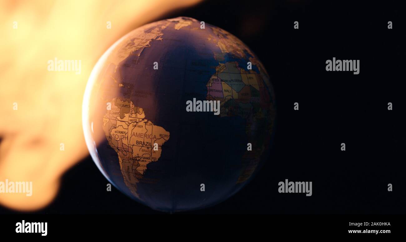 El calentamiento global del planeta tierra ardiente desastre o actividad  solar causando devastadores llamarada solar concepto Fotografía de stock -  Alamy