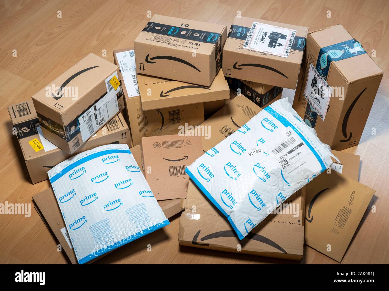 Paquetes de empresa de pedidos por correo en línea Amazon, distintos envases,  Amazonas Fotografía de stock - Alamy