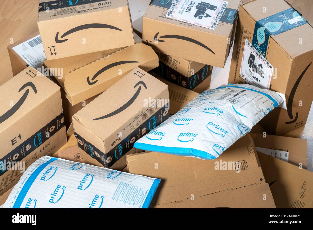 Paquetes de empresa de pedidos por correo en línea Amazon, distintos envases,  Amazonas Fotografía de stock - Alamy