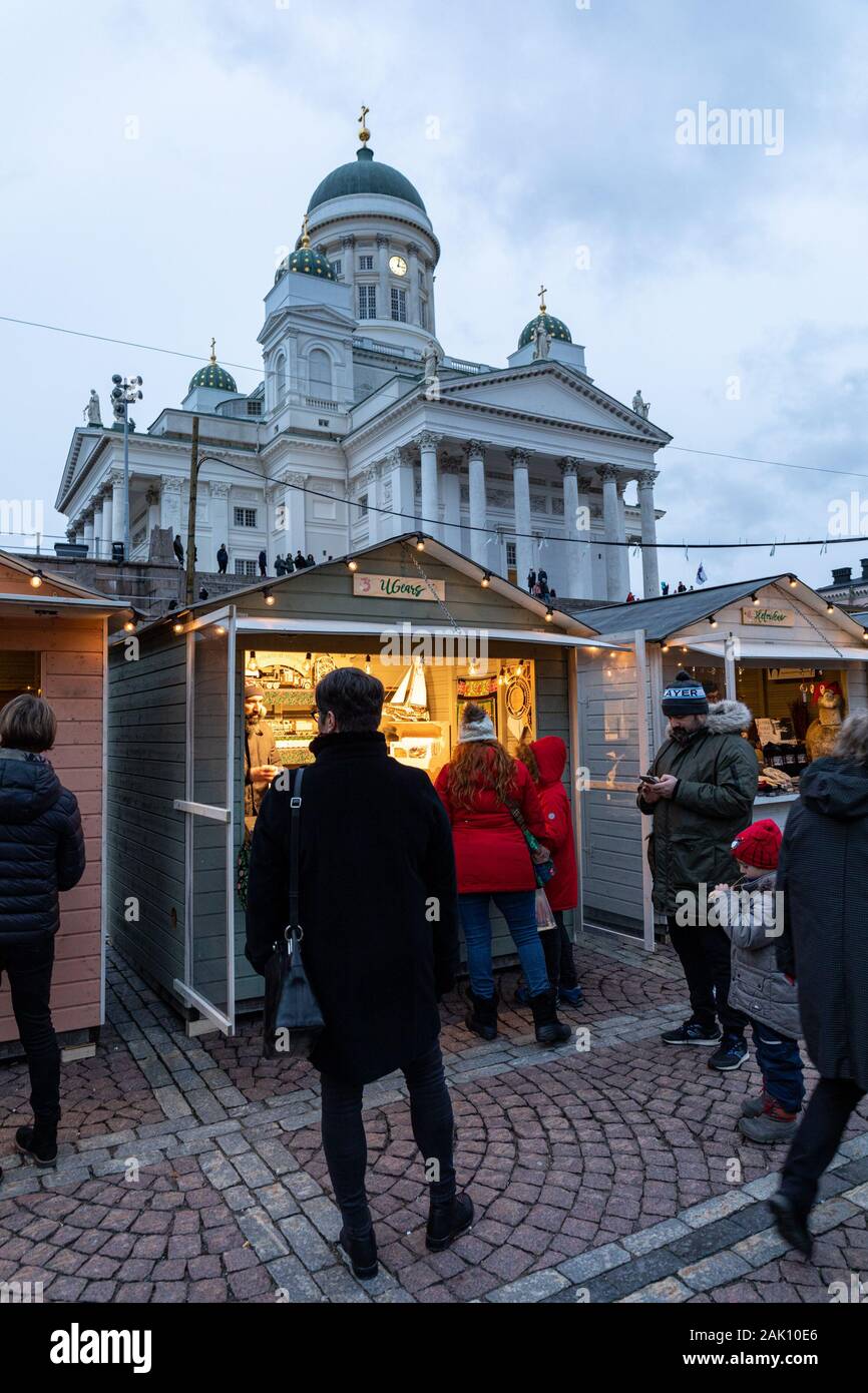 Mercado navideño en la Plaza del Senado con la Catedral de Helsinki en el fondo en Helsinki, Finlandia Foto de stock