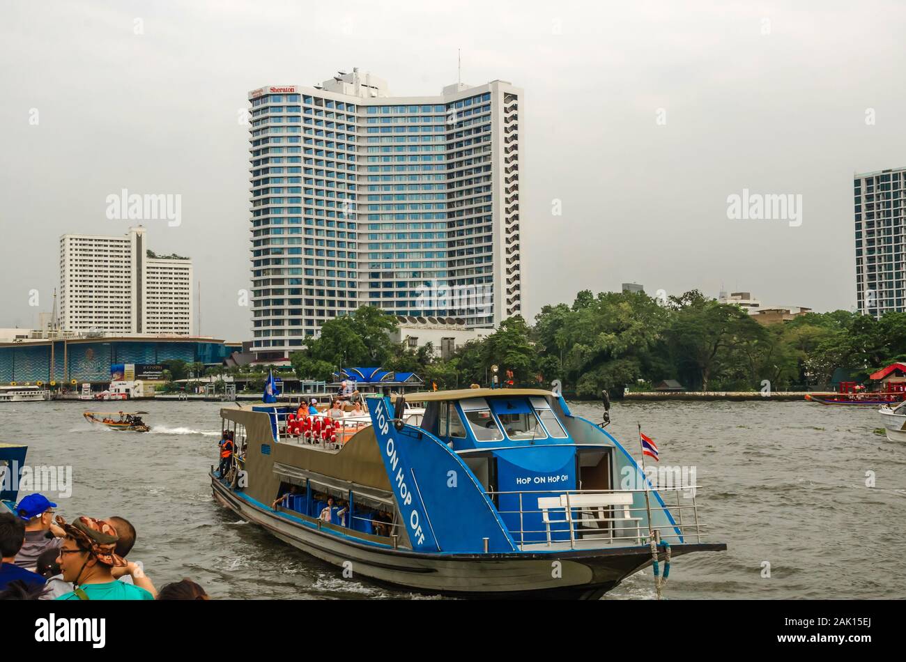 BANGKOK, TAILANDIA - Dic. 23, 2018: los dramáticos nublado horizonte de rascacielos modernos rascacielos y edificios en el río Chao Praya en Bangkok. Foto de stock