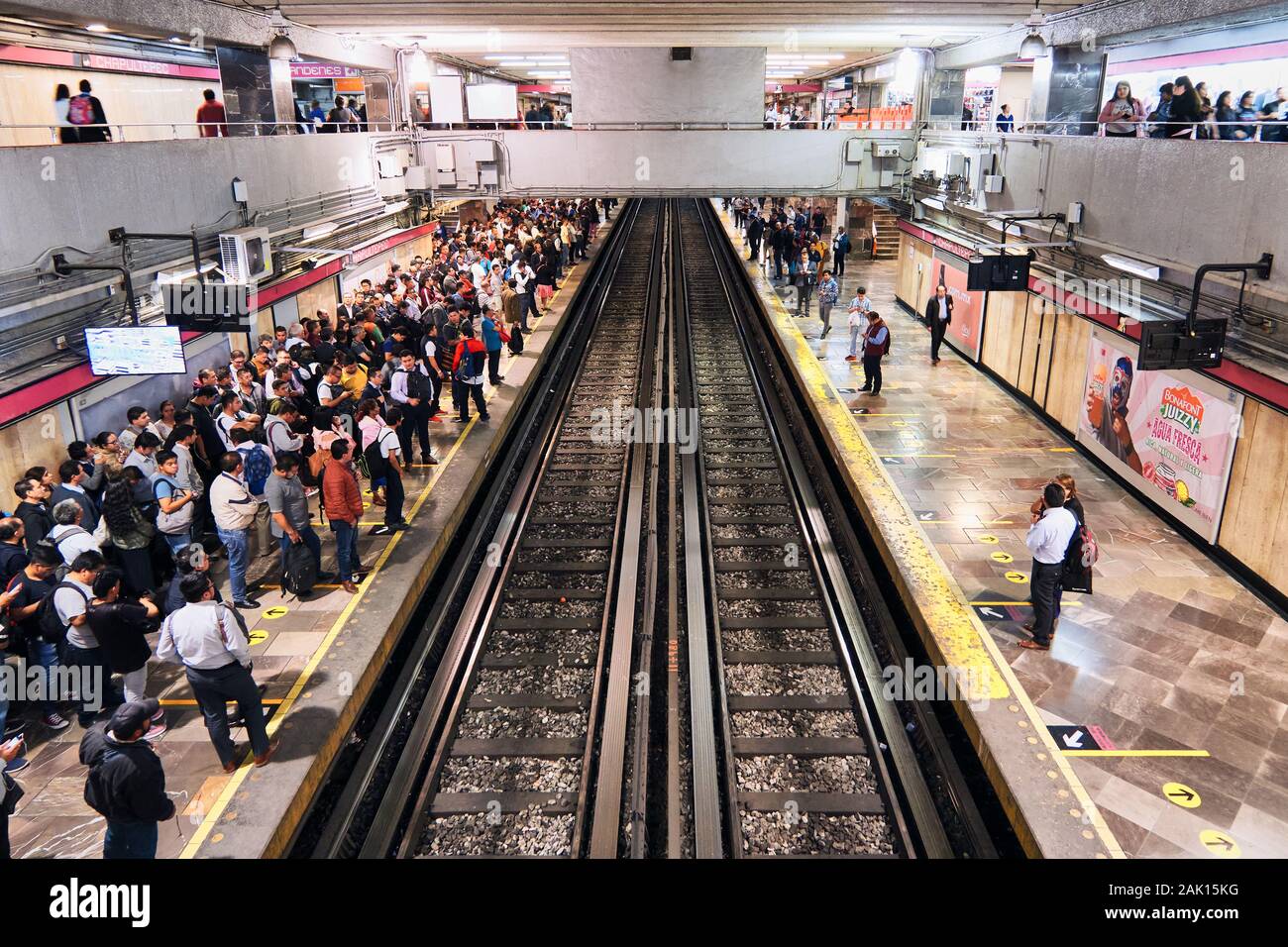 Ciudad de México, 16 de octubre de 2019 - la gente espera para el metro en la estación de Chapultepec en la Ciudad de México durante la hora punta después del trabajo Ciudad de México, 16 de octubre de 2019 - la gente espera para el metro en la estación de Chapultepec en la Ciudad de México durante la hora punta después del trabajo