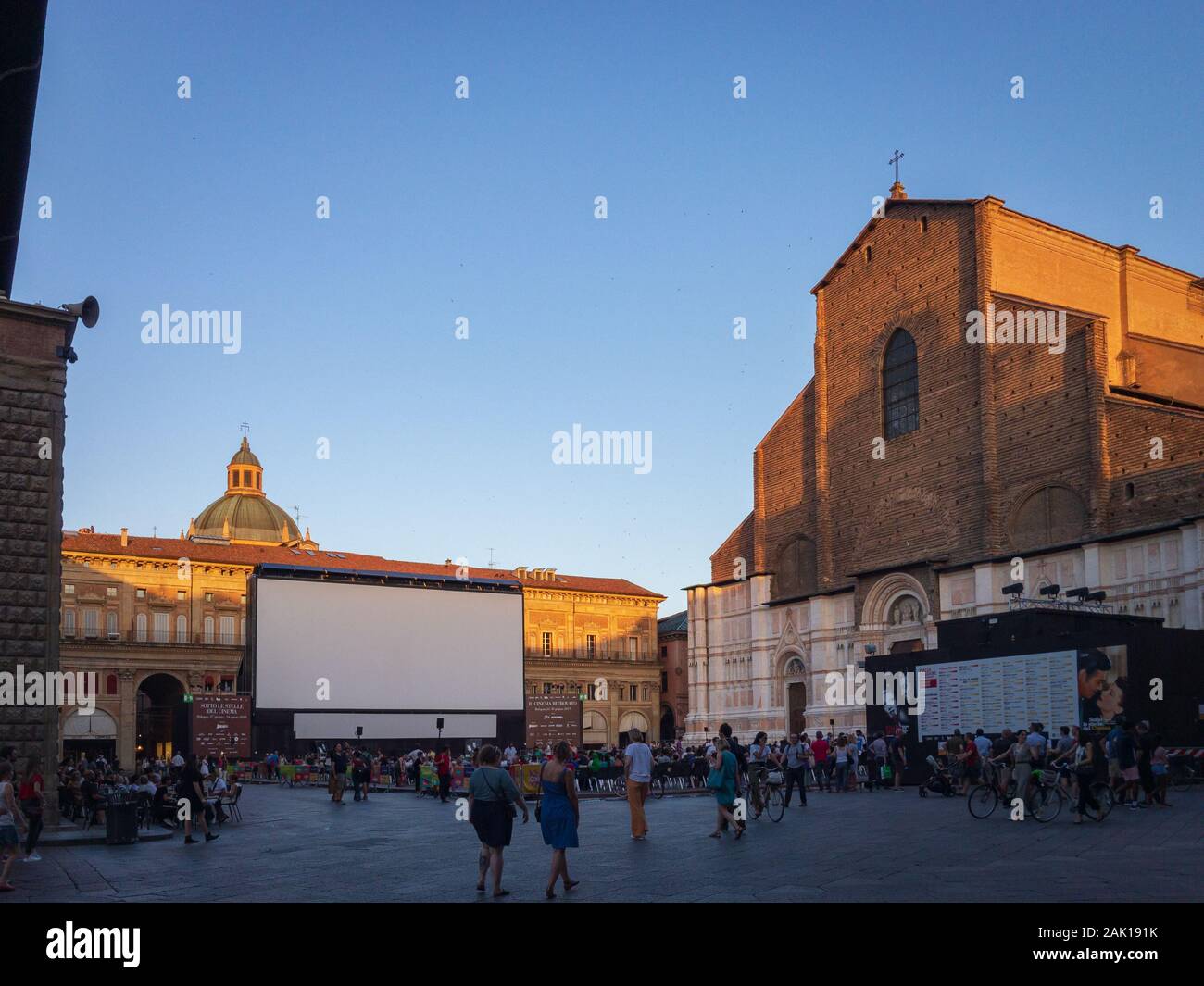 Bolonia, Italia - Junio 26, 2019: Piazza Maggiore y San Petronio iglesia con gran pantalla de cine al aire libre festival "Il Cinema ritrovato" Foto de stock