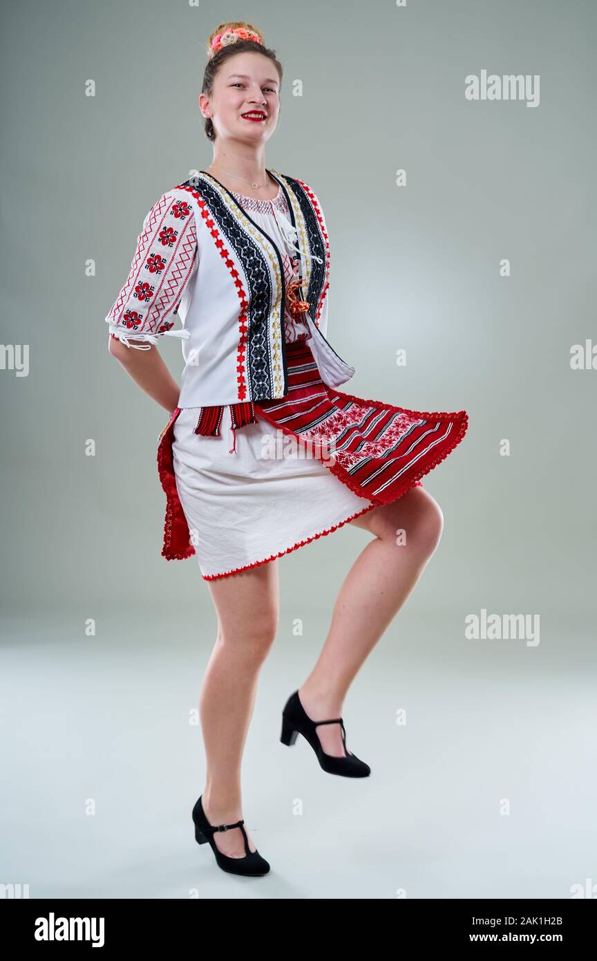 Cuidar Seguir Bungalow Joven rumano en el vestuario, baile popular de música tradicional  Fotografía de stock - Alamy