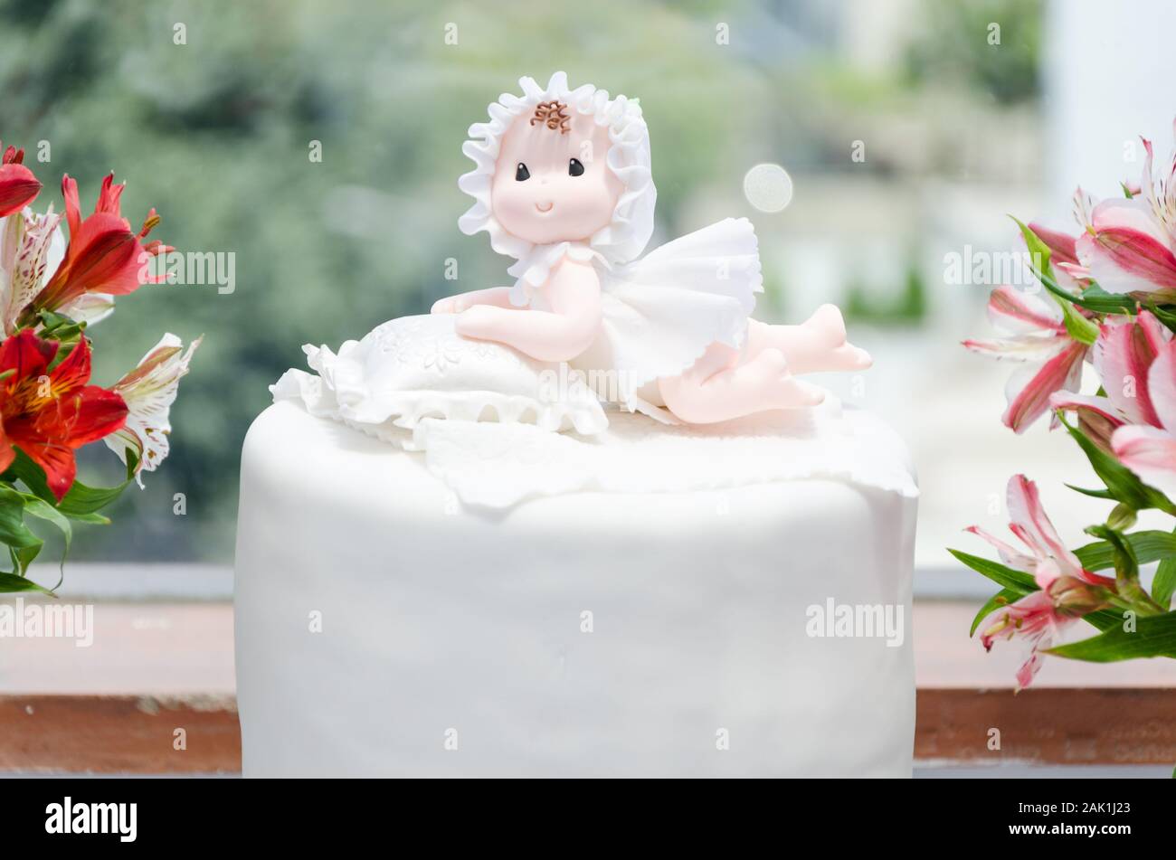 Pastel para bautizo niña. Decorado con una muñeca y flores Fotografía de  stock - Alamy