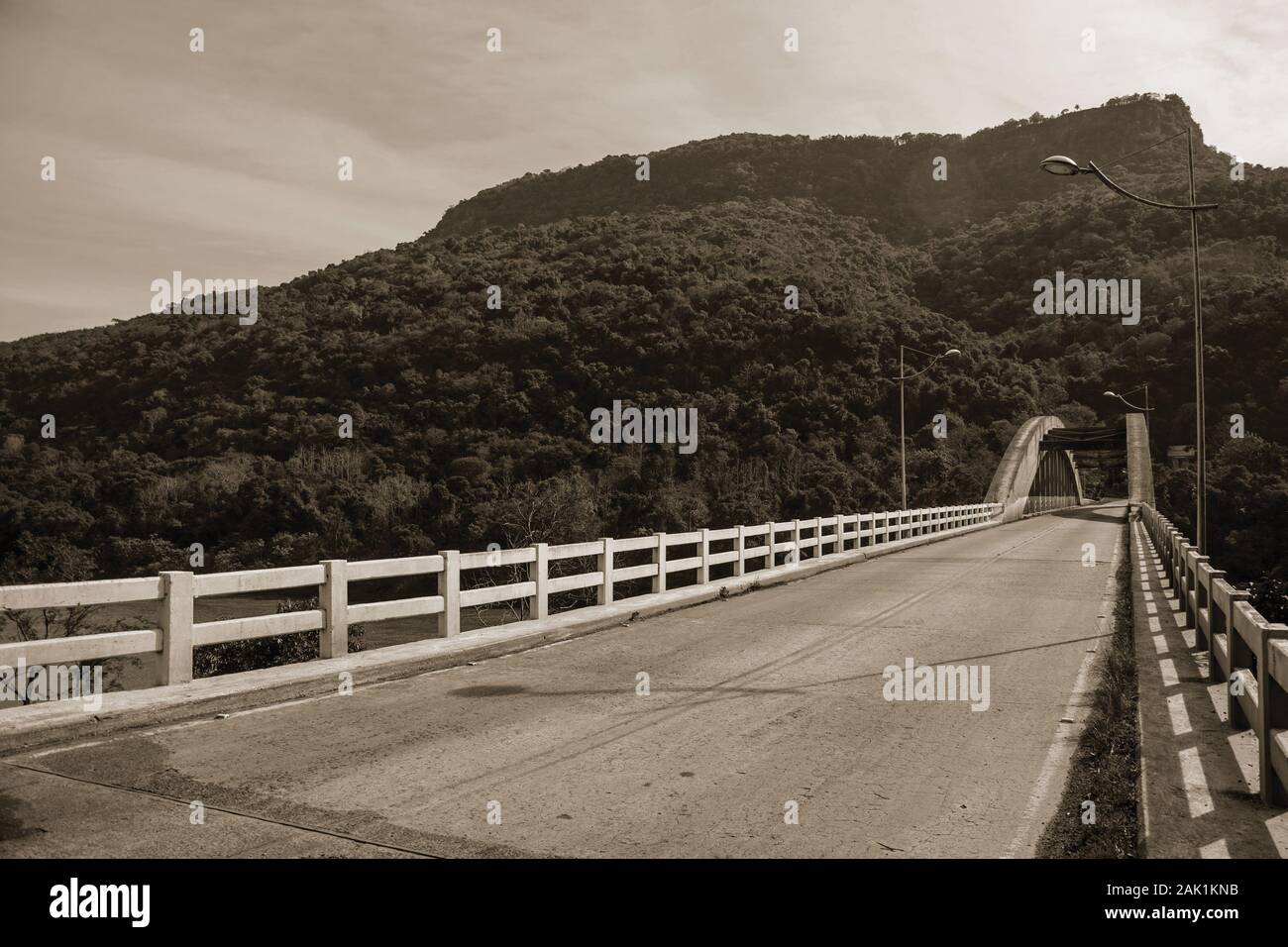 Atado-puente de arco de hormigón sobre el río Antas, en medio del paisaje boscoso cerca de Bento Gonçalves. Un país productor de vino de la ciudad en el sur de Brasil. Foto de stock
