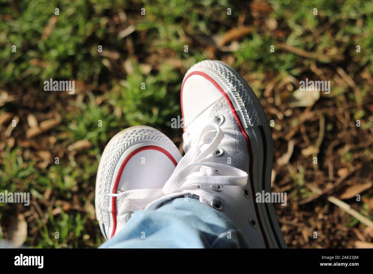 Zapatos converse blancos fotografías e imágenes de alta resolución - Alamy
