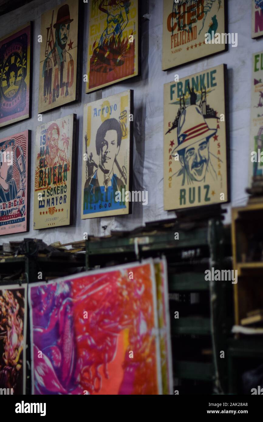 Carteles de 'La Linterna', antigua fábrica de póster en el Barrio San  Antonio, Cali, Colombia Fotografía de stock - Alamy