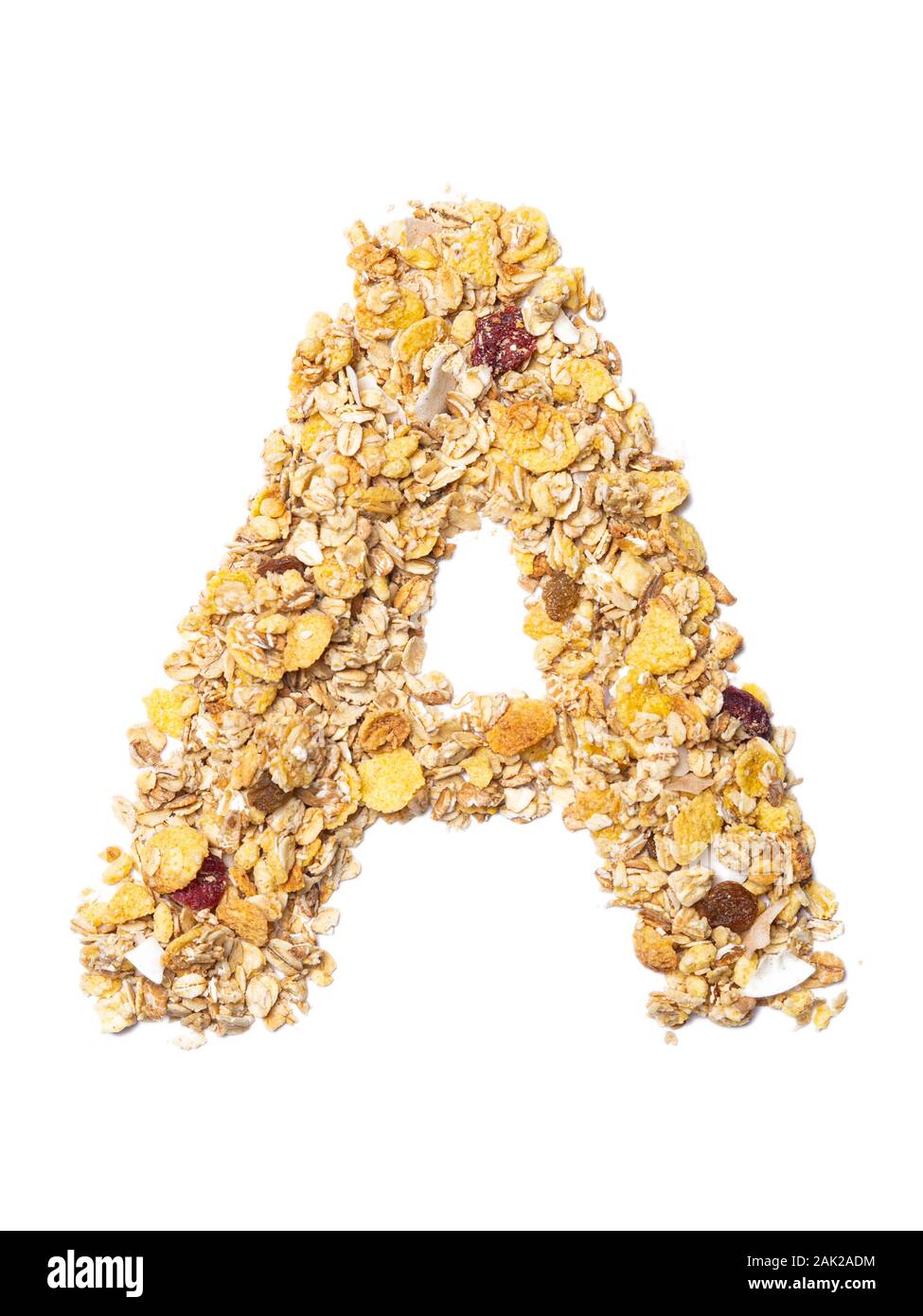 Una letra del alfabeto inglés muesli con coco, bayas, pasas, cereales y