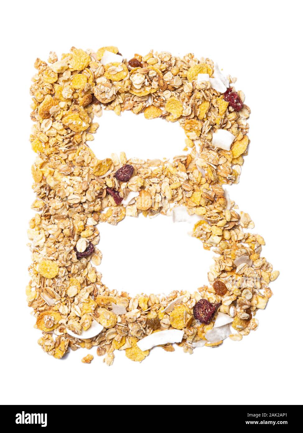 La letra B del alfabeto inglés muesli con coco, bayas, pasas, cereales