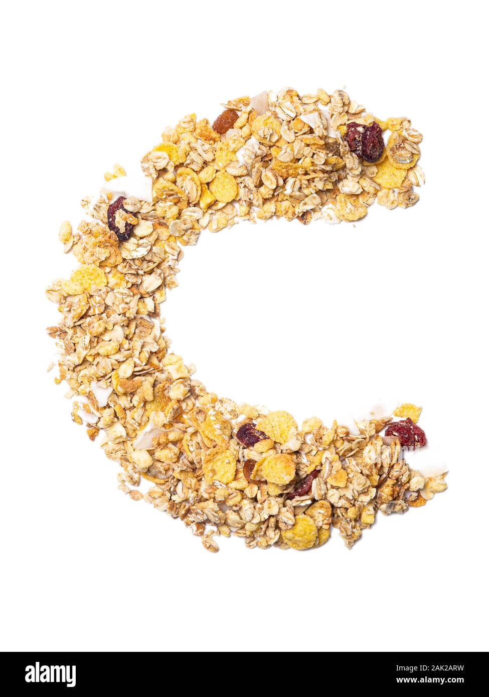 La letra C del alfabeto inglés muesli con coco, bayas, pasas, cereales