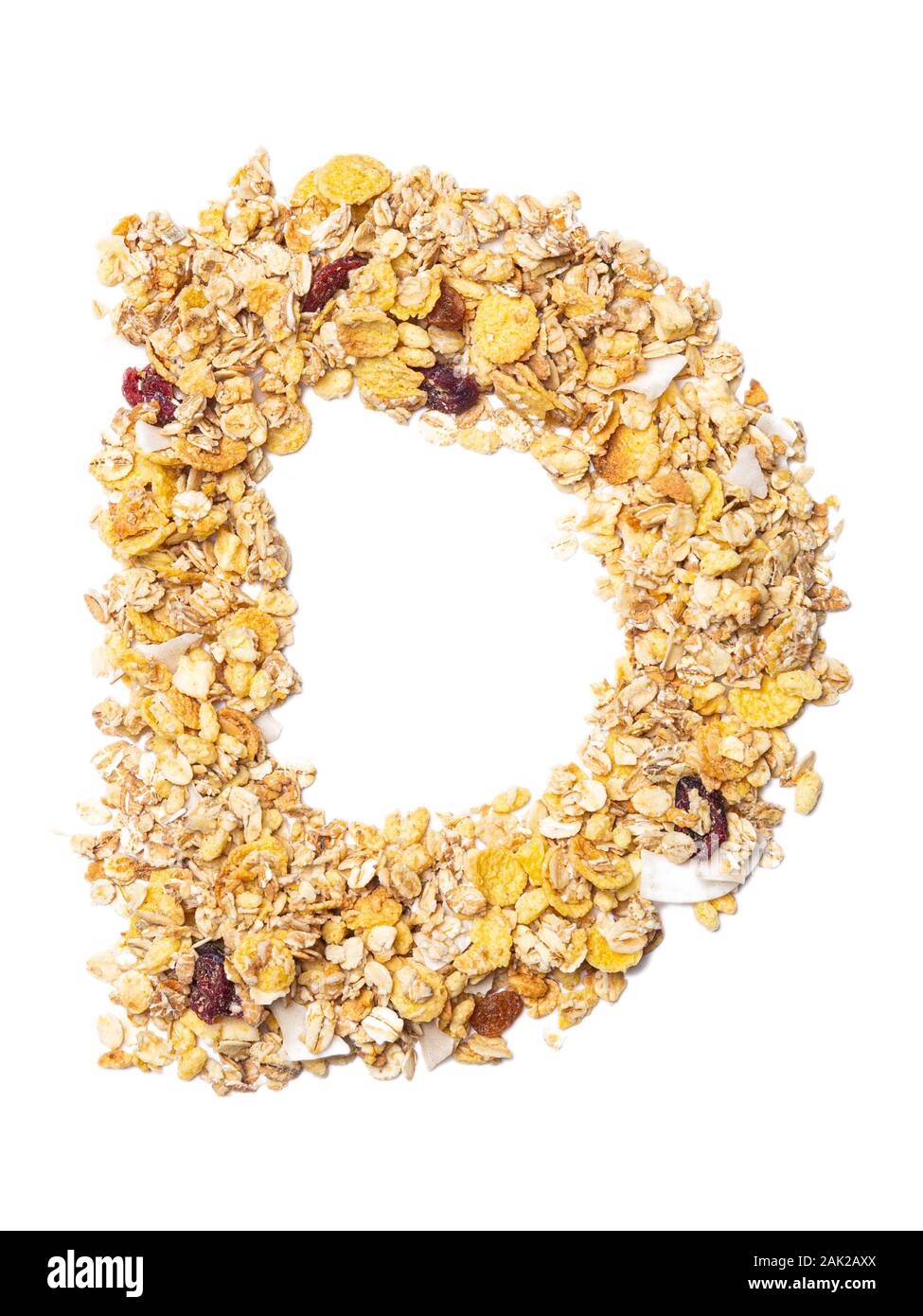 Letra d del alfabeto inglés muesli con coco, bayas, pasas, cereales y cereales naturales sobre