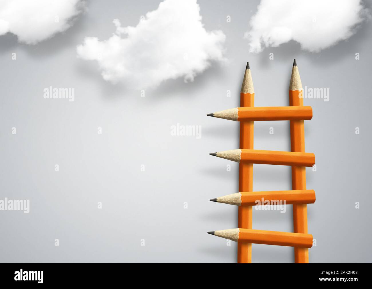 Pasos para el éxito concepto, lápiz escalera con las nubes y espacio de copia Foto de stock