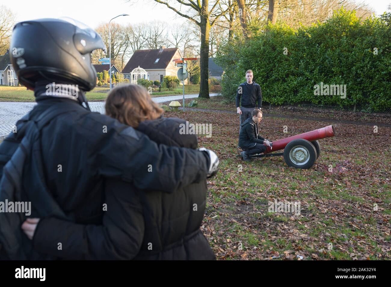 Grupo ocupado con carburo disparando a la víspera de Año Nuevo en los Países Bajos Foto de stock