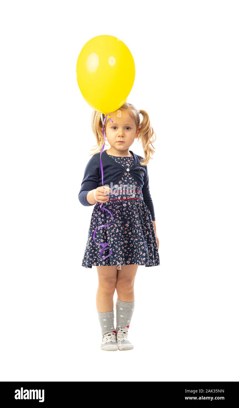 Retrato de niña rubia aislada celebración amarillo ballon Foto de stock