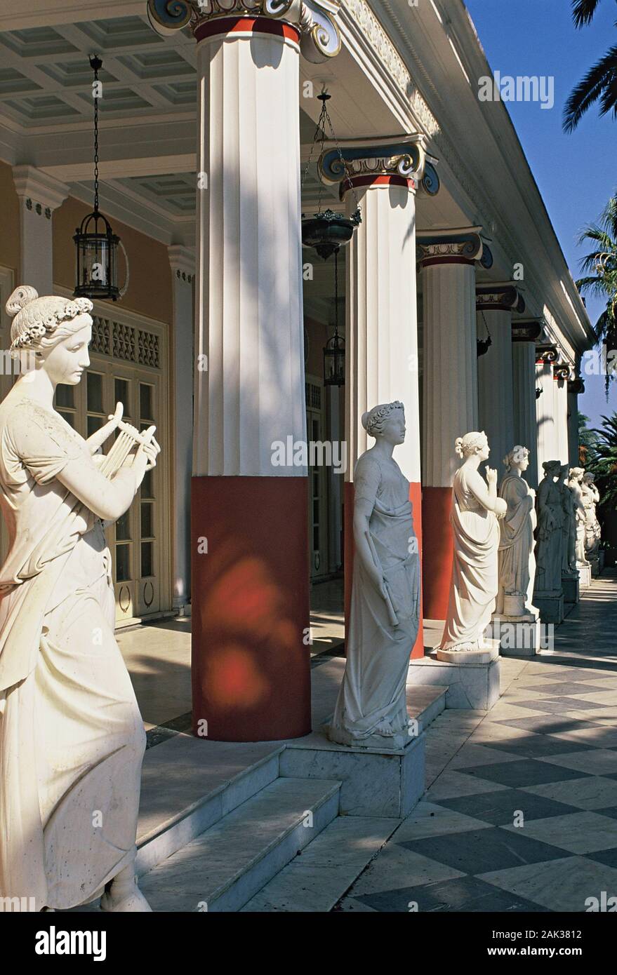 La imagen muestra el griego musas en el jardín del palacio Achillion en la isla Korfu, Grecia.(sin fecha) | Uso de imagen en todo el mundo Foto de stock