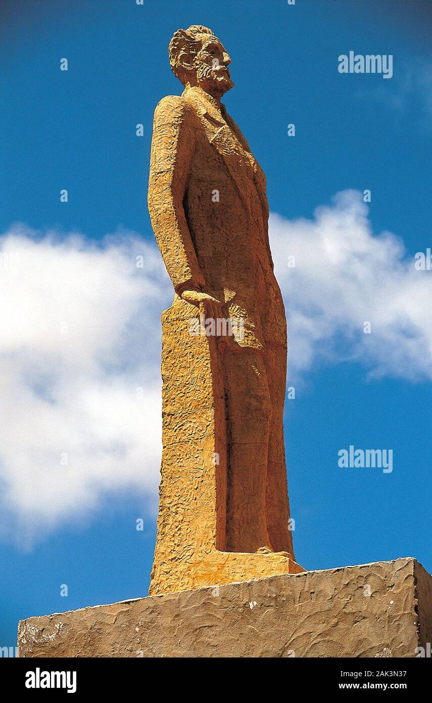 Monumento del escritor y filósofo vasco Miguel de Unamuno en la ladera de  la Montaña Quemada en Puerto del Rosario en la isla española de fue  Fotografía de stock - Alamy