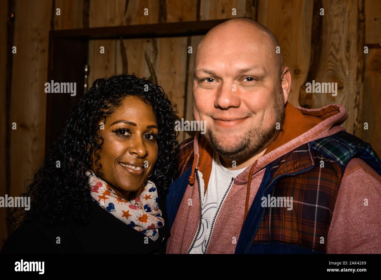 04 de enero de 2020, en el Estado federado de Sajonia-Anhalt, Halle  (Saale): Buddy (Sebastian Erl) con la novia de Yenny Arndt. Foto: Nico  Schimmelpfennig/dpa-Zentralbild/ZB Fotografía de stock - Alamy