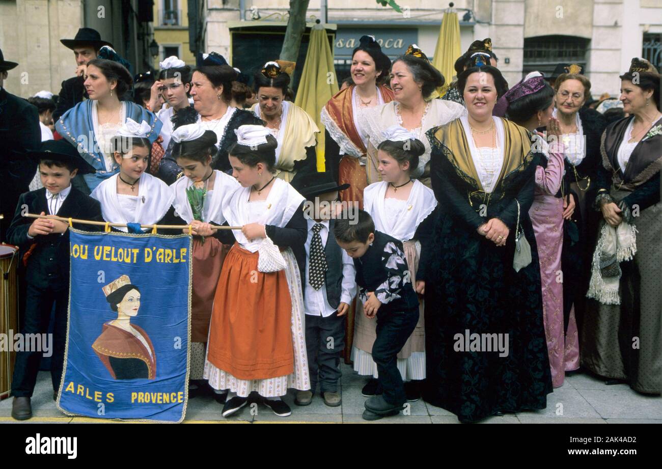 Francia: Arles - Mujeres en ropa tradicional en la Fête des Gardians | uso  en todo el mundo Fotografía de stock - Alamy