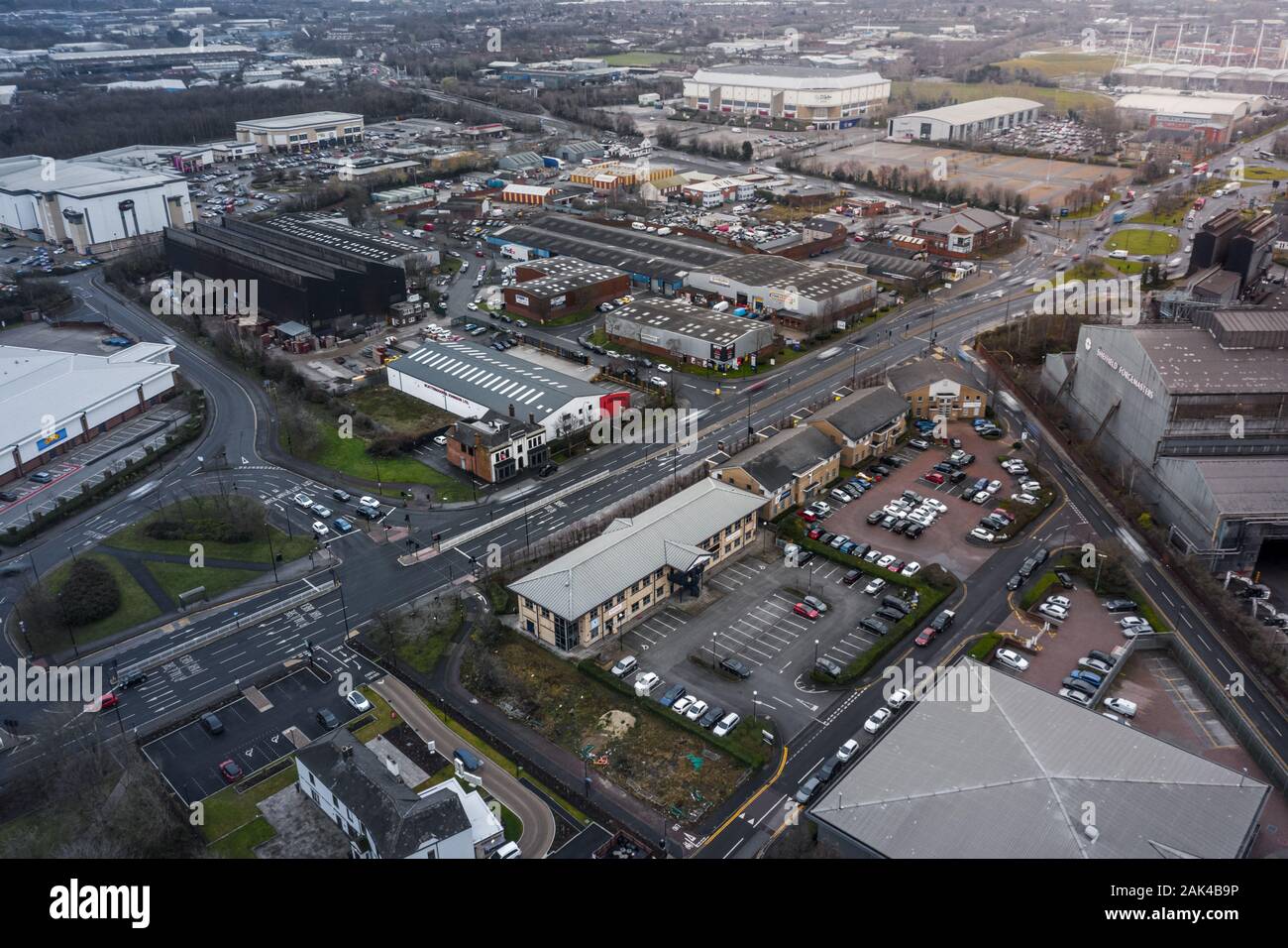 Sheffield, Reino Unido - 16 de diciembre de 2019: Vista aérea de Sheffield Arena, mostrando el cineworld, forgemasters, smyths y otros edificios comerciales Foto de stock