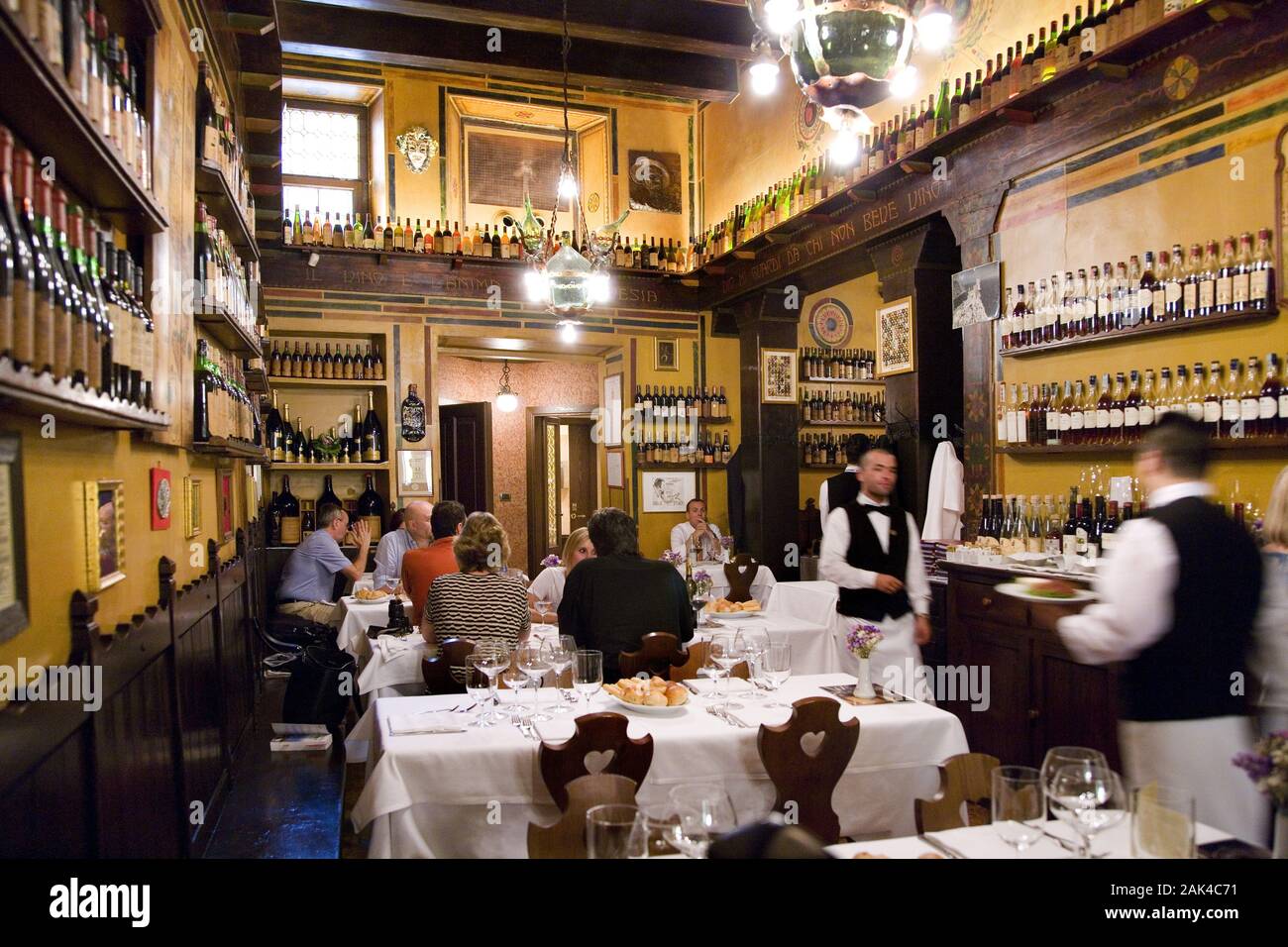 Bottega del vino fotografías e imágenes de alta resolución - Alamy