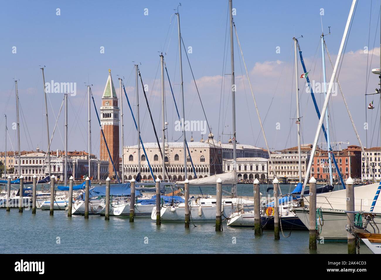 Segelhafen mit Blick auf den Markusdom, Venedig | uso en todo el mundo Foto de stock