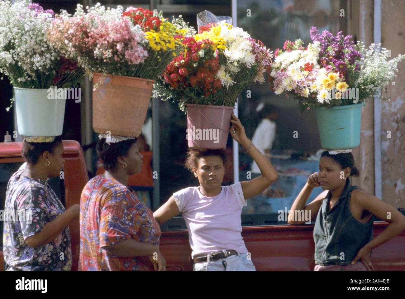 República Dominicana: Santo Domingo - Mujeres que venden flores en la  Avenida Mella | uso en todo el mundo Fotografía de stock - Alamy