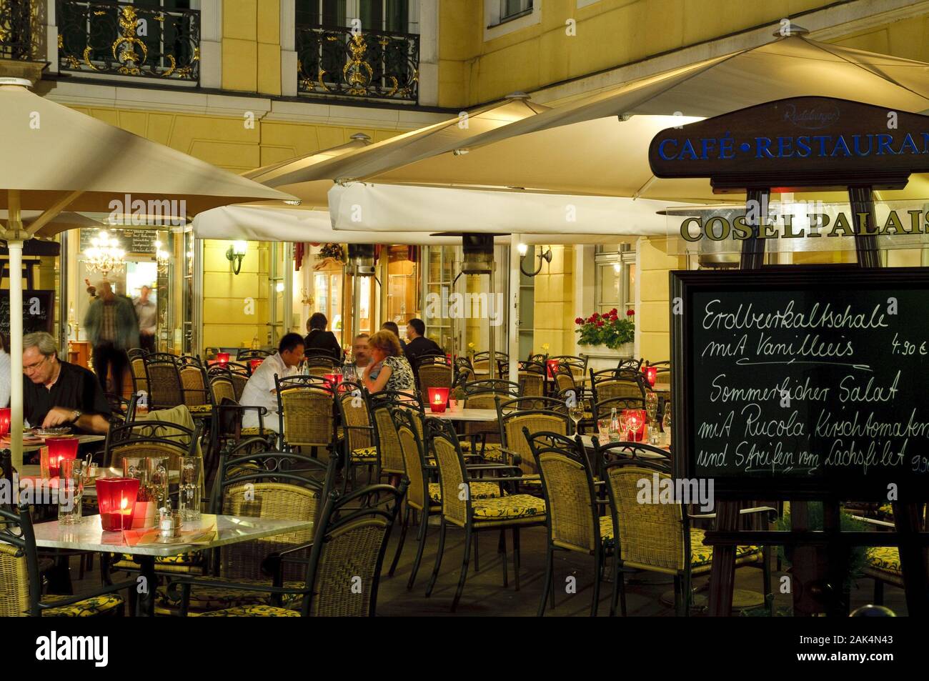 Cosel Palais am Neumarkt: Innenhof des 'Grand Café & Restaurant Coselpalais', Dresden | uso en todo el mundo Foto de stock