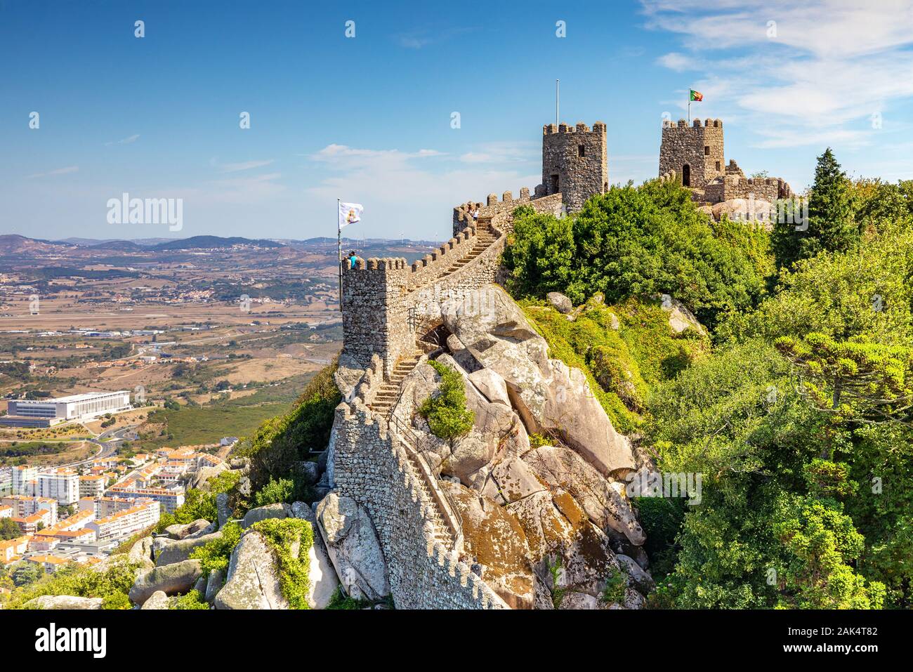 Sintra, Portugal, en el Castillo de los Moros pared con Palacio Nacional de la pena en la distancia. Foto de stock