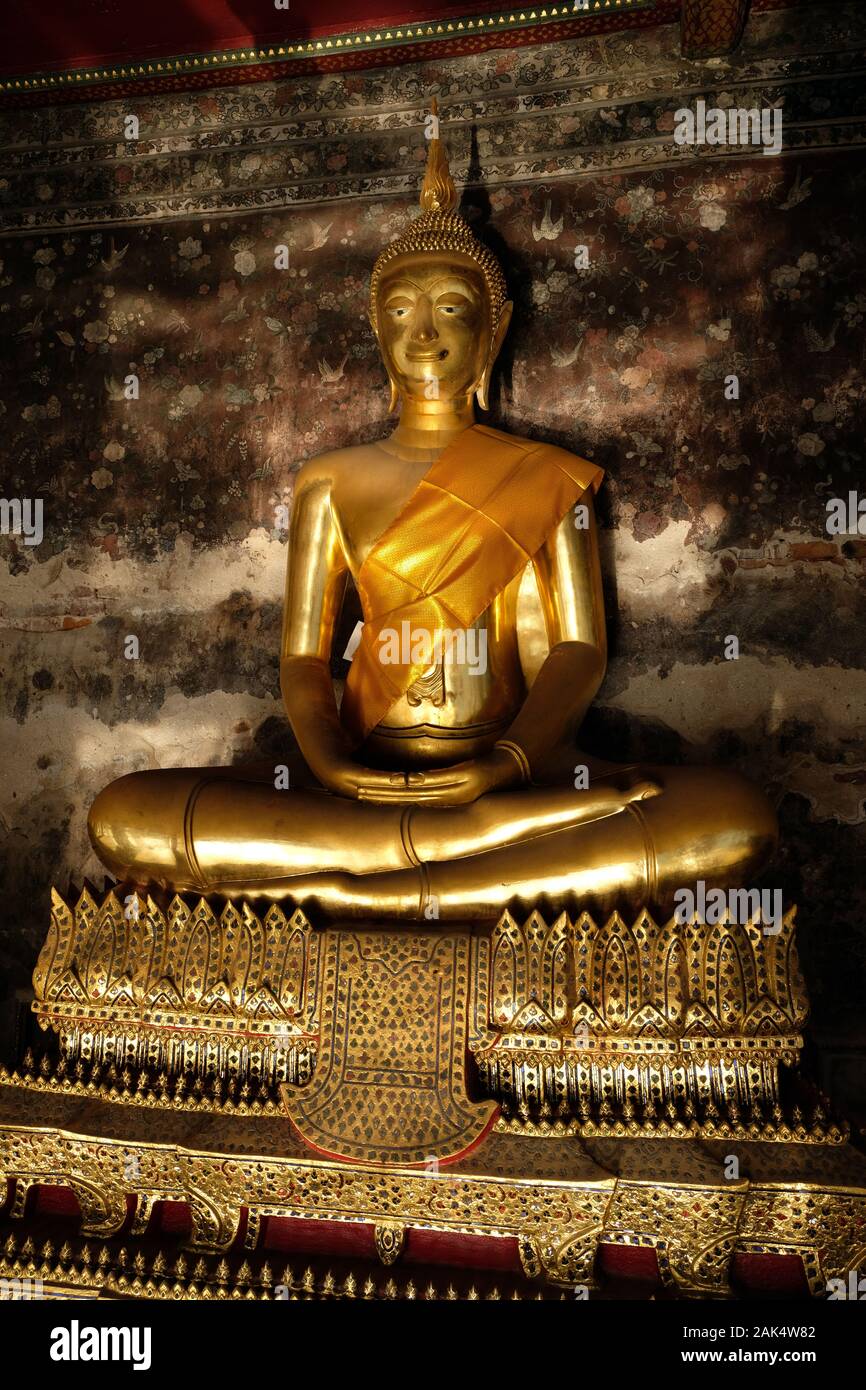 Bangkok, Tailandia Wat Suthat Thepwararam - Meditación estatua de Buda de oro al atardecer Foto de stock