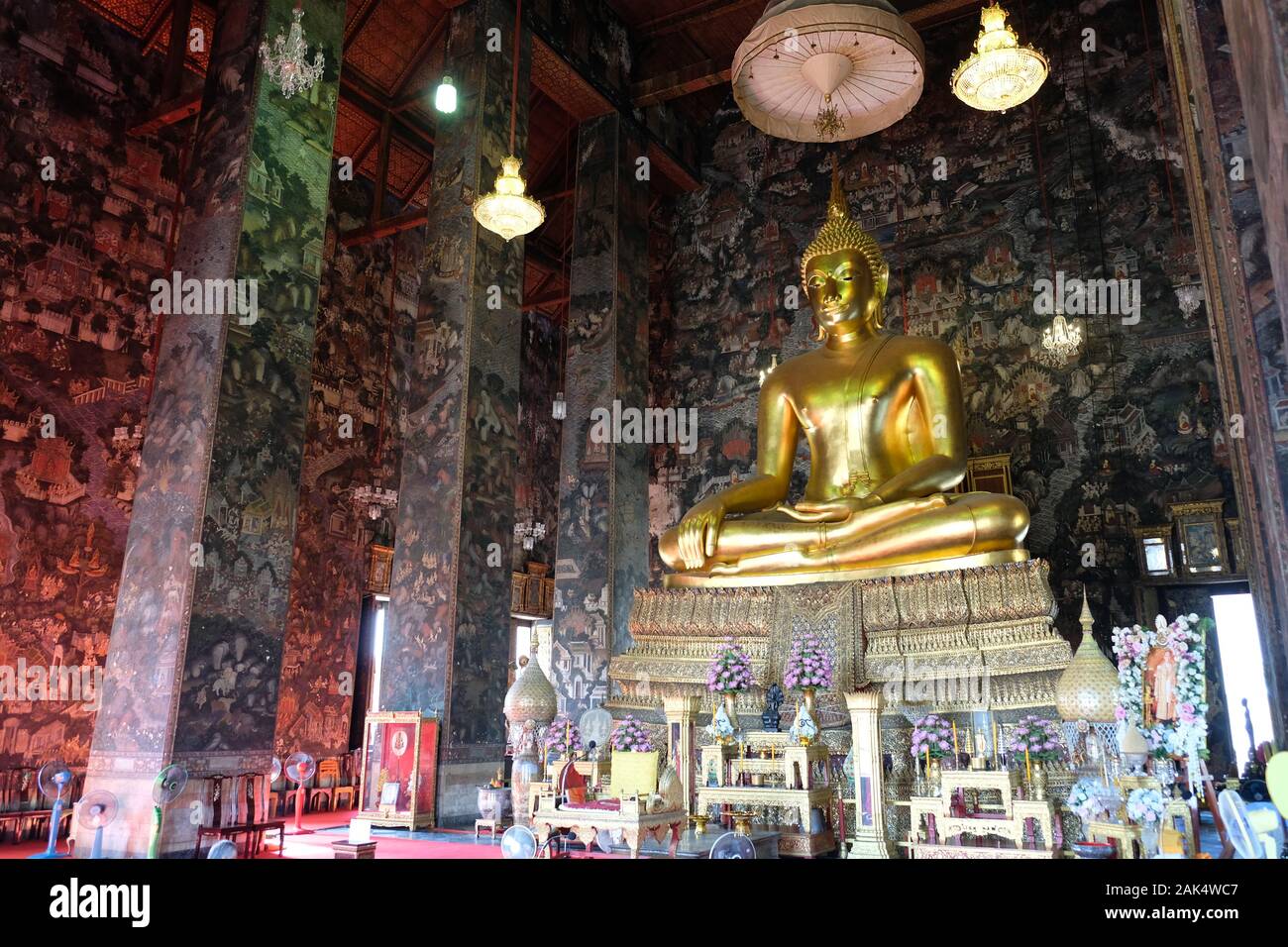 Bangkok, Tailandia Wat Suthat Thepwararam - templo budista con el buda de oro en el salón de oración Foto de stock