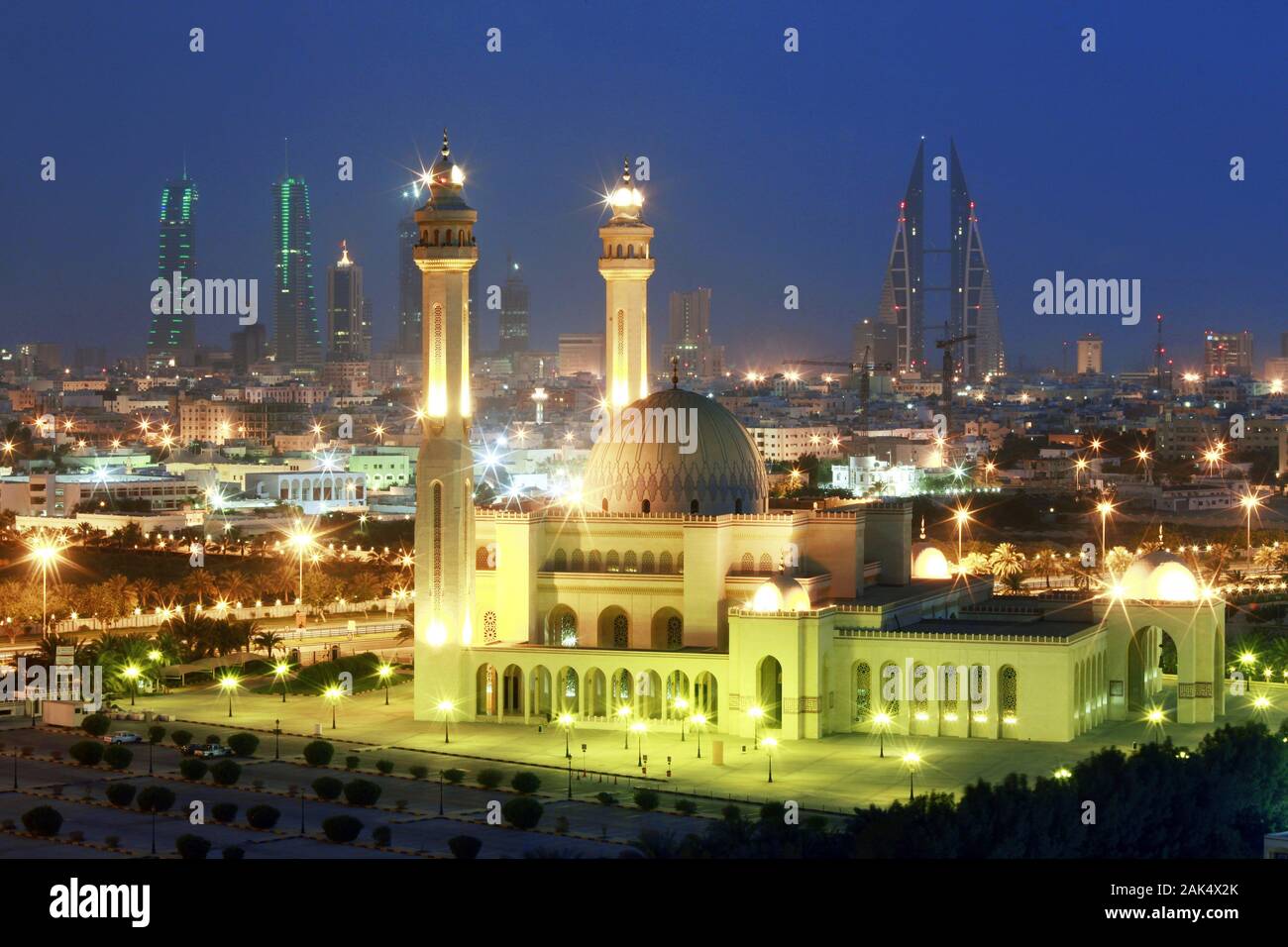 Bahrein: Grosse Moschee Koenigreich Mezquita Al-Fateh vor der Skyline Manamas, am Abend, Dubai | uso en todo el mundo Foto de stock